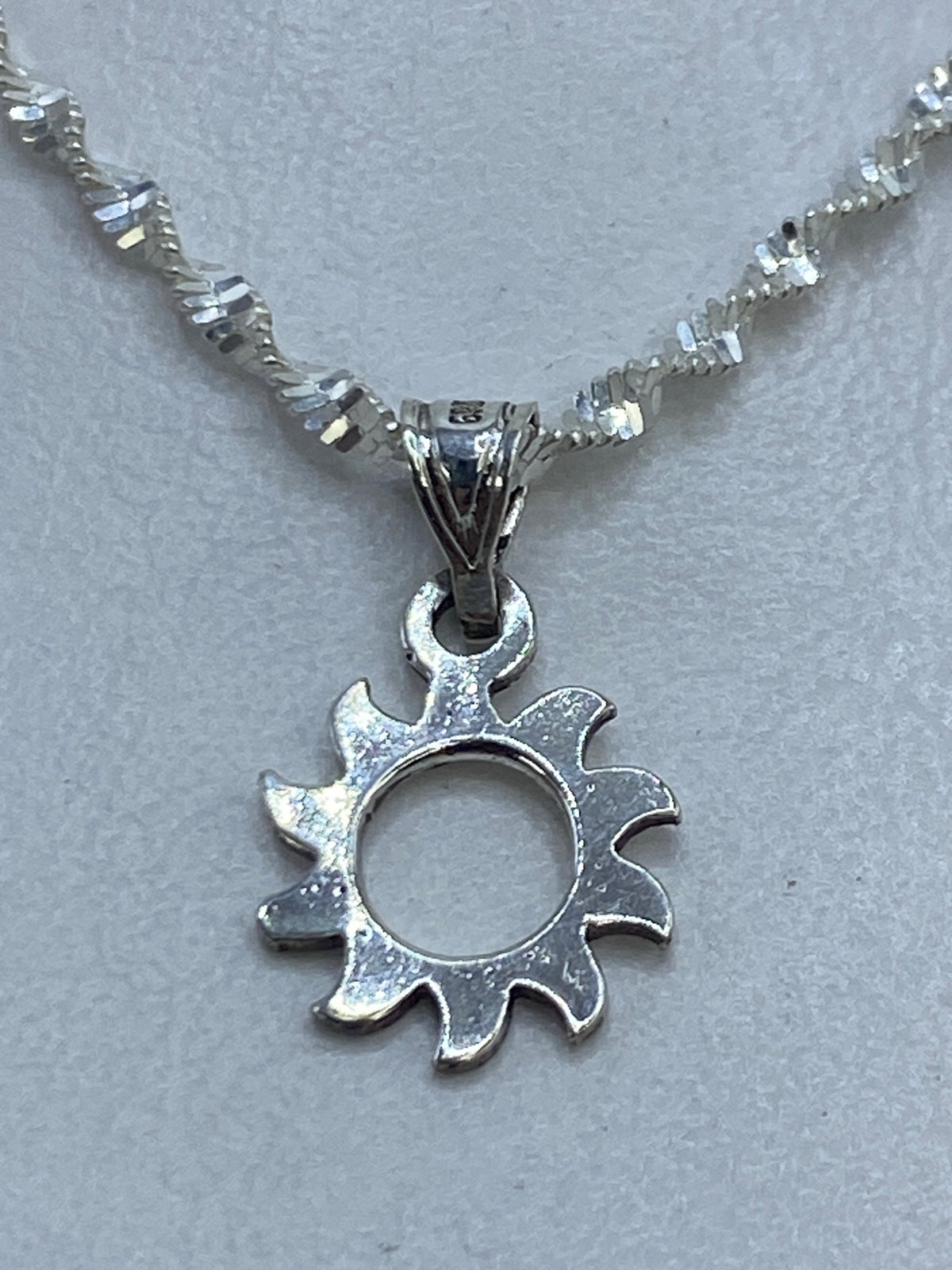 Dije de plata 925 en técnica de calado, minimalista, de 1 cm colgado en cadena serpentina