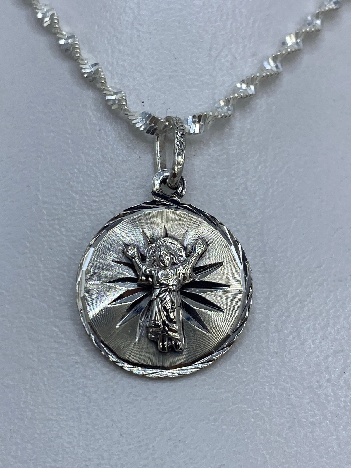 Dije ángel de plata 925 en relieve con radiancia, 2 cm de largo sobre cadena plateada