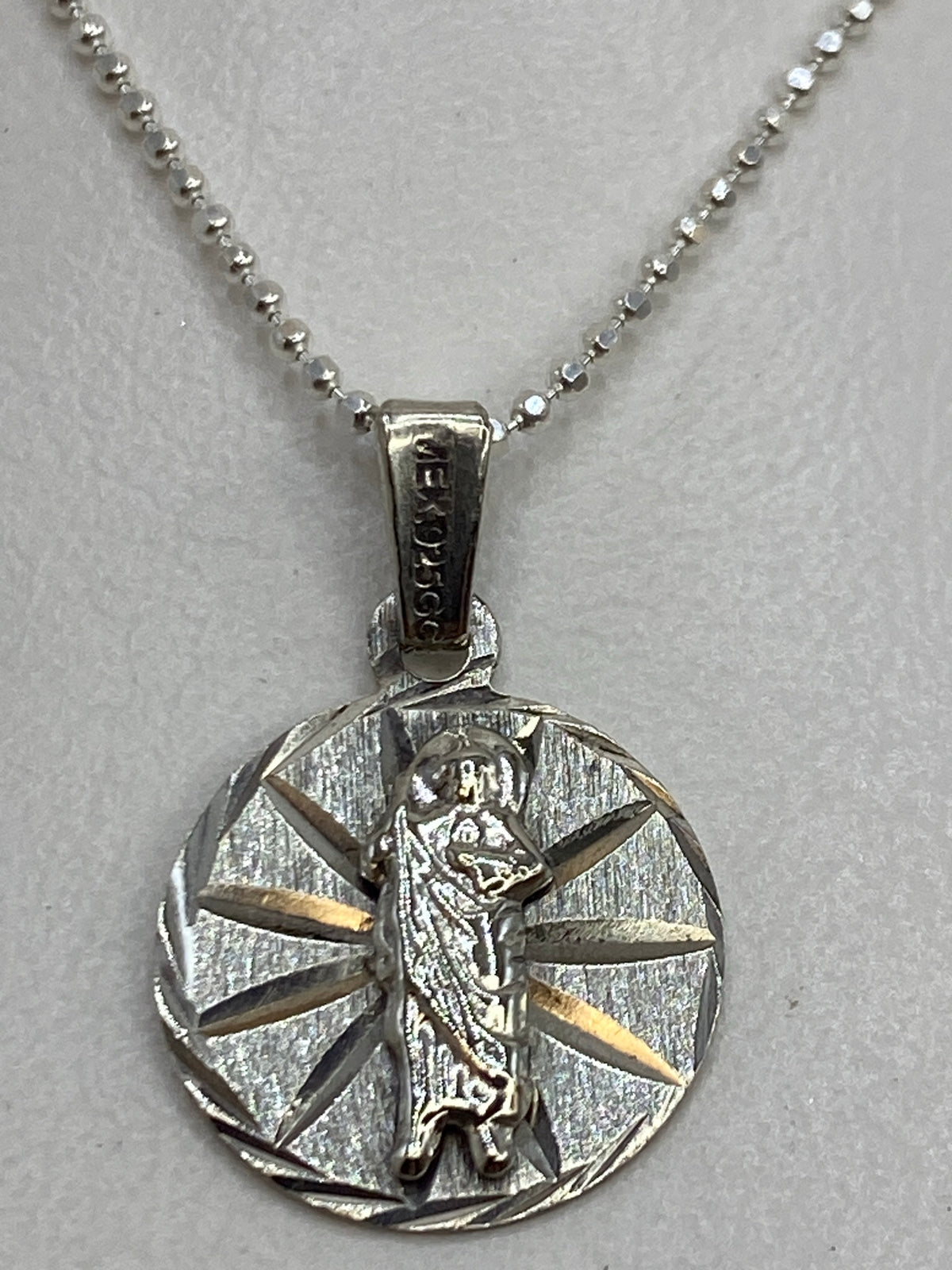 Dije religioso de plata 925 con ángel de la guarda en relieve sobre fondo gris
