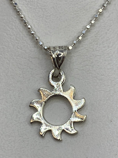Dije de plata 925 en calado minimalista colgando de cadena de bolitas plateadas