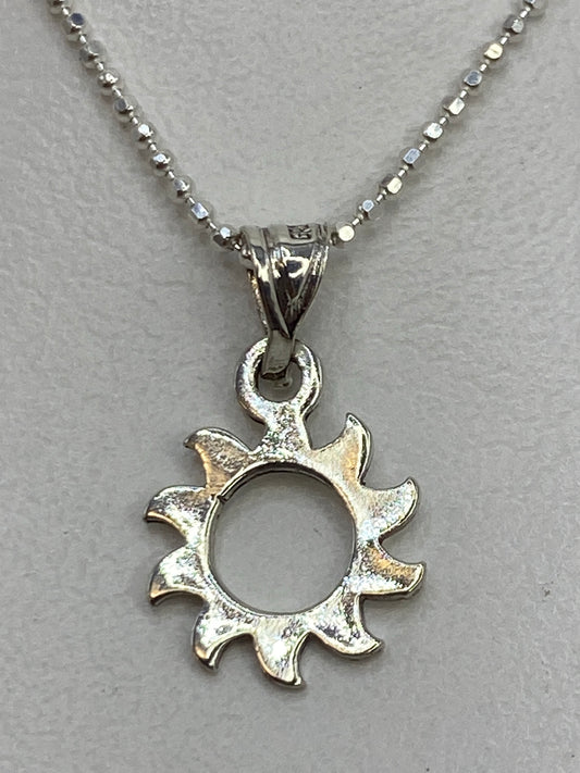 Dije de plata 925 en calado minimalista colgando de cadena de bolitas plateadas