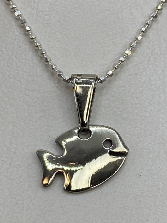 Dije de plata en calado con forma de pez, tamaño 1 cm, sin cadena
