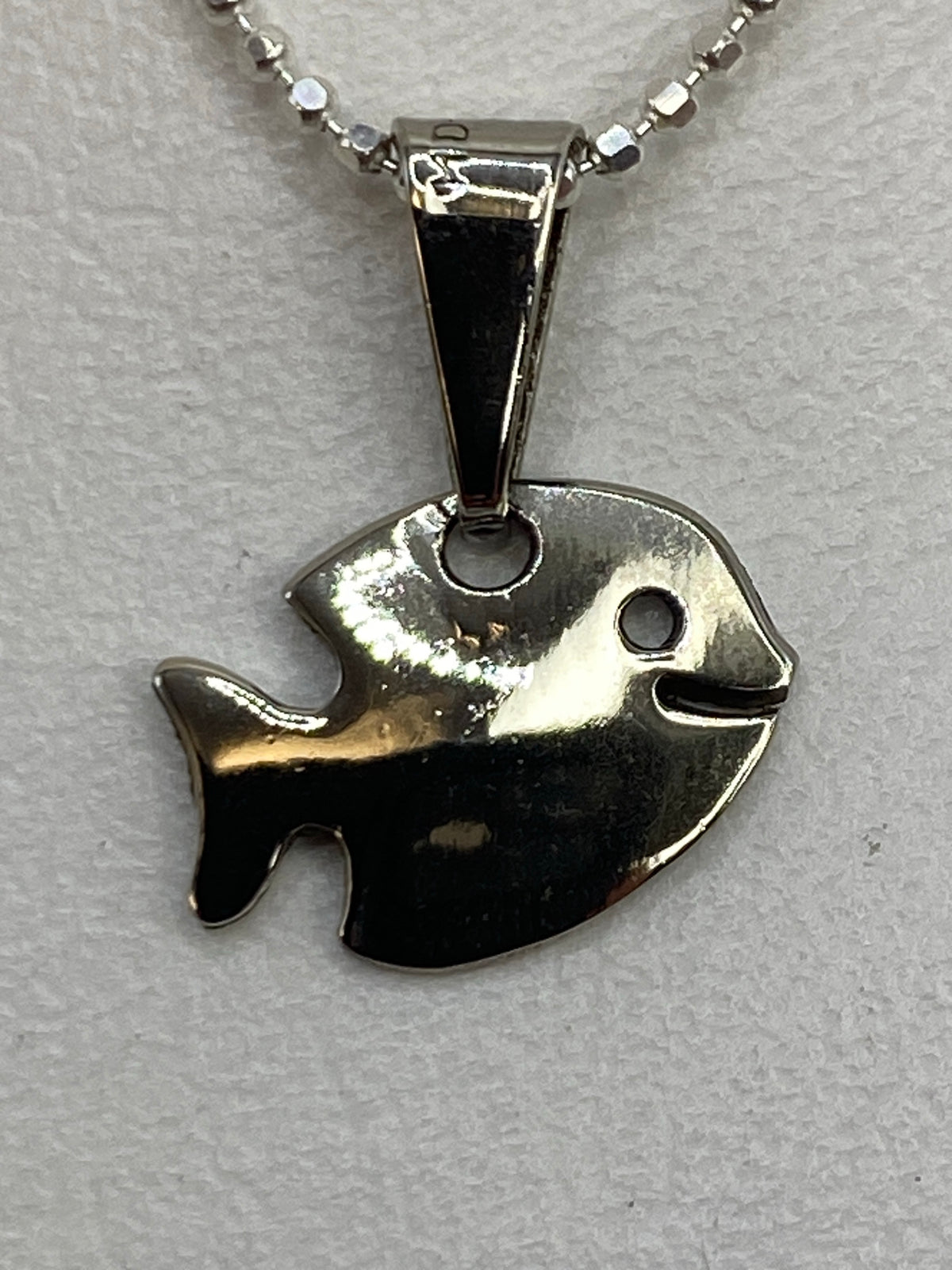 Detalle del corte calado del pez de plata 925