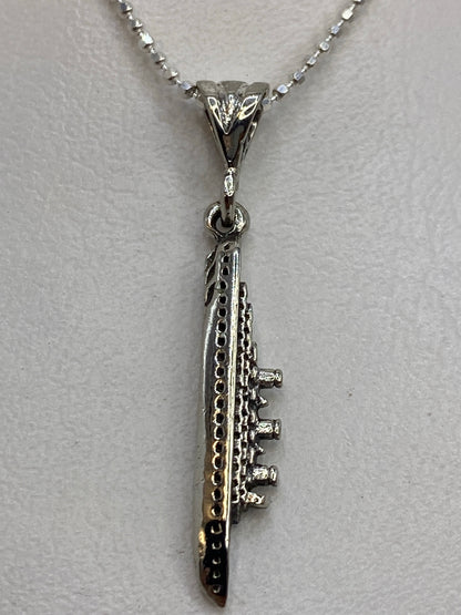 Dije de plata 925 minimalista de 3 cm colgado de una cadena