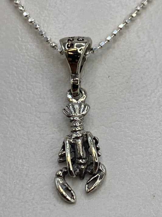 Dije de plata 925 en forma de cangrejo, 1.8 cm de largo, detalle de pinzas abiertas