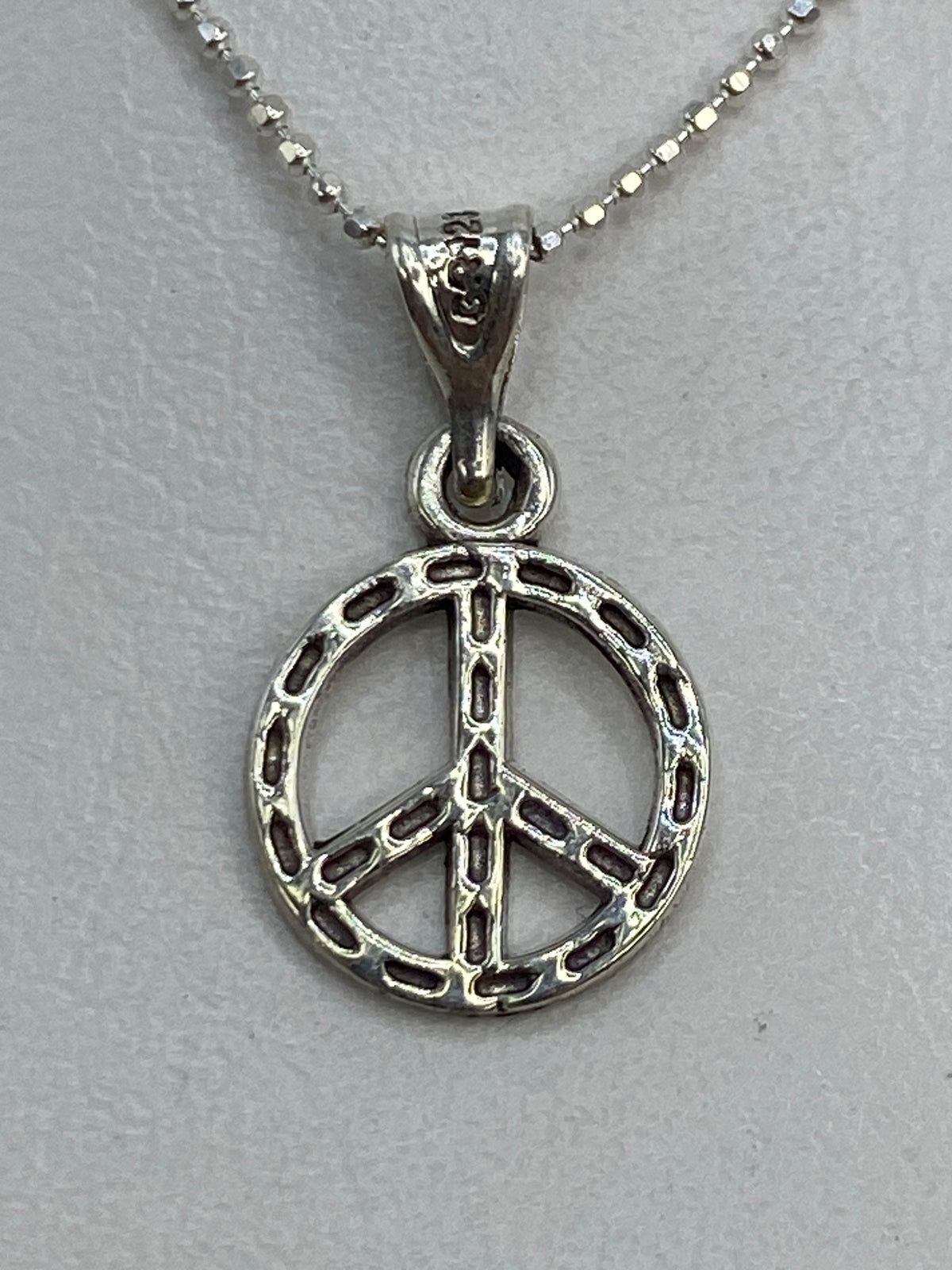 Dije símbolo de paz en plata 925 calado, 2 cm, colgando de una cadena