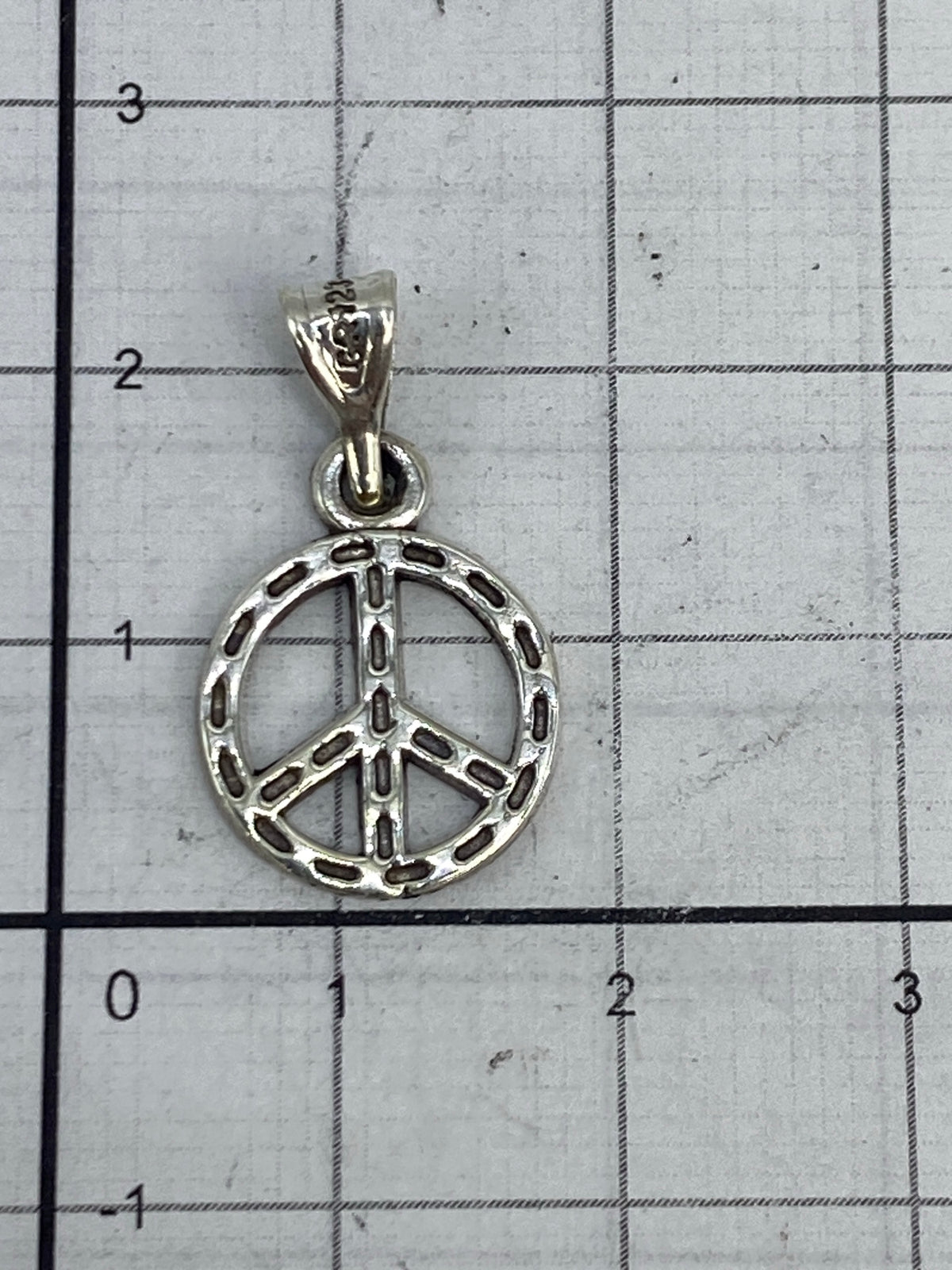 Dije símbolo de paz en plata 925 con sello Quinto grabado