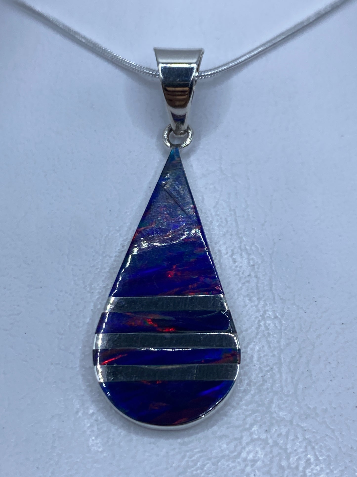 Dije de plata .950 con ópalo de fuego azul, forma de gota, 5.2 cm de largo