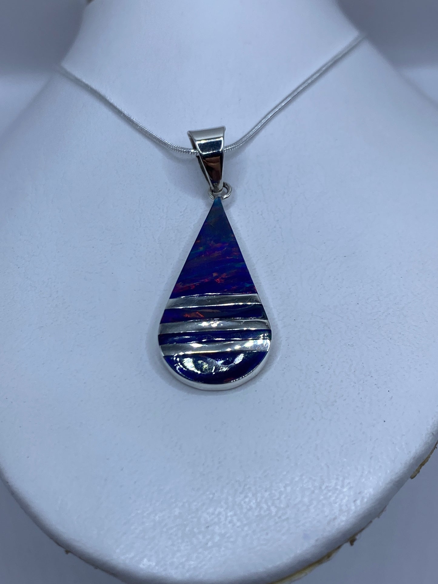 Detalle del ópalo de fuego azul con reflejos internos del color