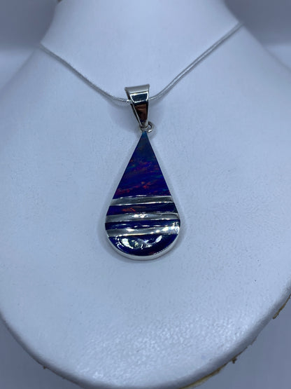 Detalle del ópalo de fuego azul con reflejos internos del color