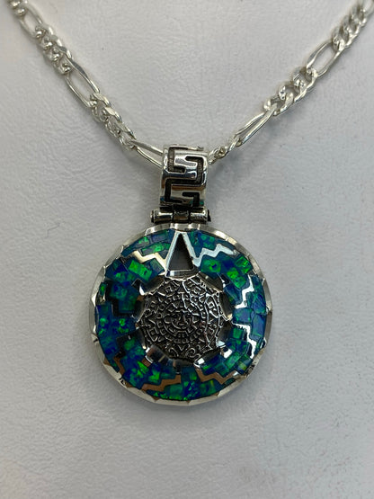 Dije de plata .950 con ópalo de fuego azul en técnica combinada, visto de frente