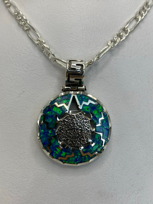 Dije de plata .950 con ópalo de fuego azul en técnica combinada, visto de frente