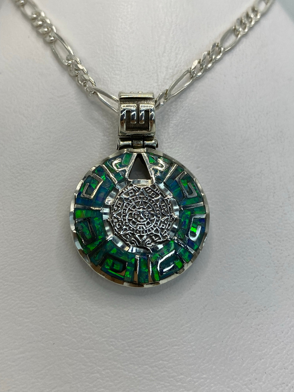 Dije de plata .950 con Ópalo de Fuego azul cielo, diseño prehispánico Calendario Azteca, 3 cm de largo