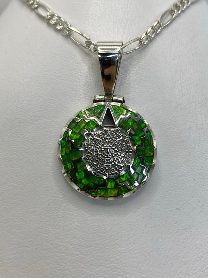 Dije de plata .950 con ópalo de fuego verde en diseño geométrico y filigrana de Taxco