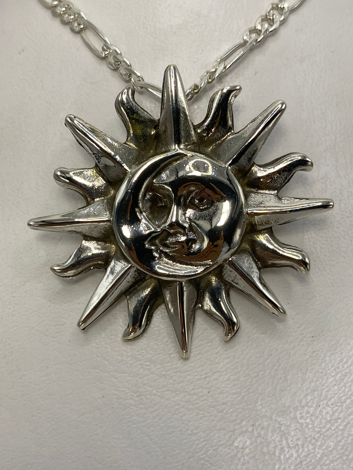 Dije de plata .925 con diseño de sol y luna de Taxco, frente