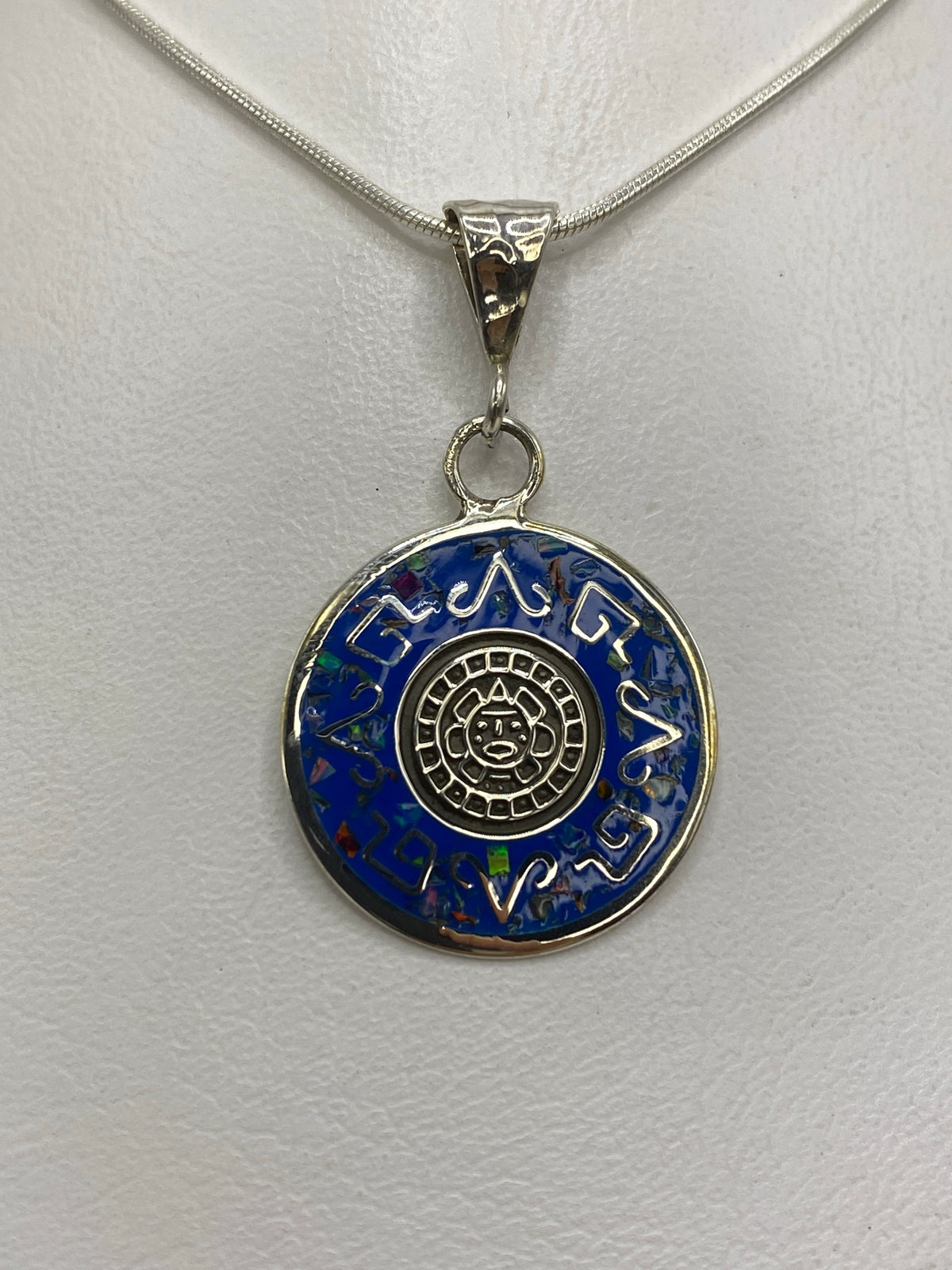 Dije de plata con Ópalo de Fuego multicolor y calendario azteca en relieve