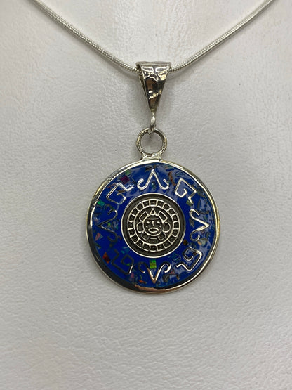 Dije de plata con Ópalo de Fuego multicolor y calendario azteca en relieve