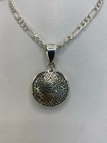 Dije colgante de Calendario Azteca en plata .925, mostrando los detalles calados del símbolo solar