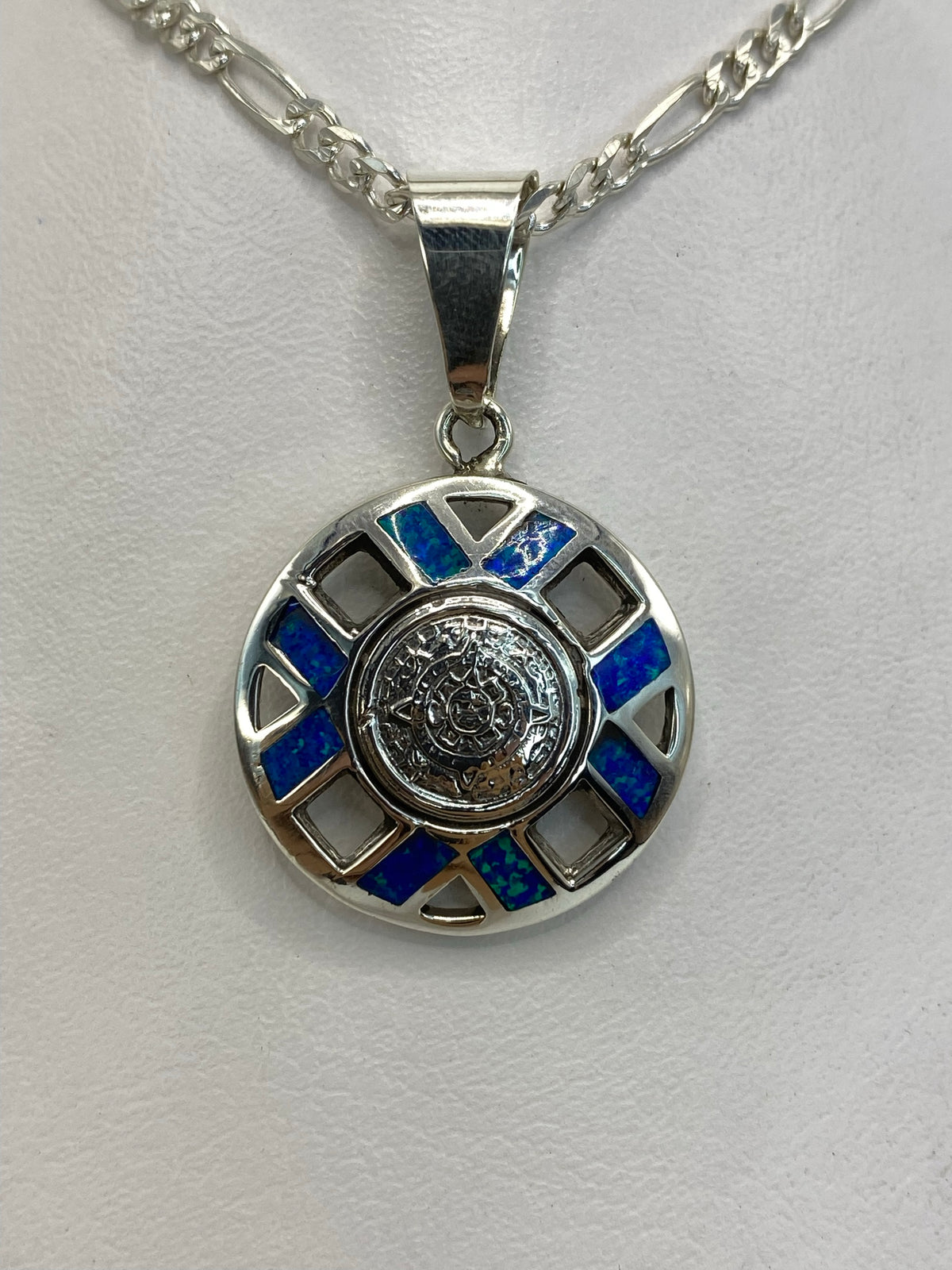 Dije de plata con calendario azteca y ópalo de fuego azul en tonos profundos