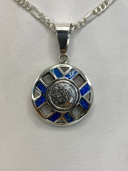 Dije de plata con calendario azteca y ópalo de fuego azul en tonos profundos