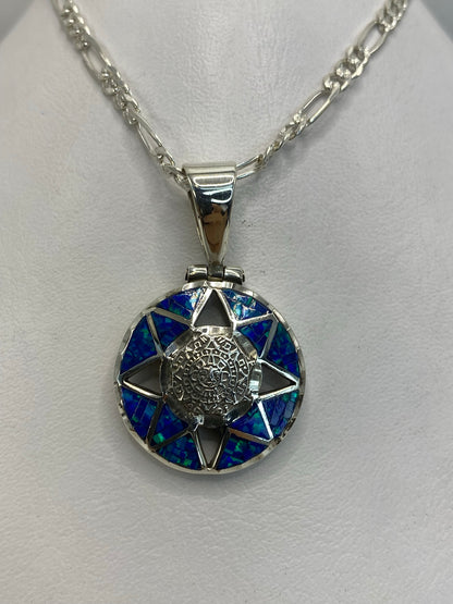 Detalle del engaste a mano del ópal azul en mandala de plata prehispánico