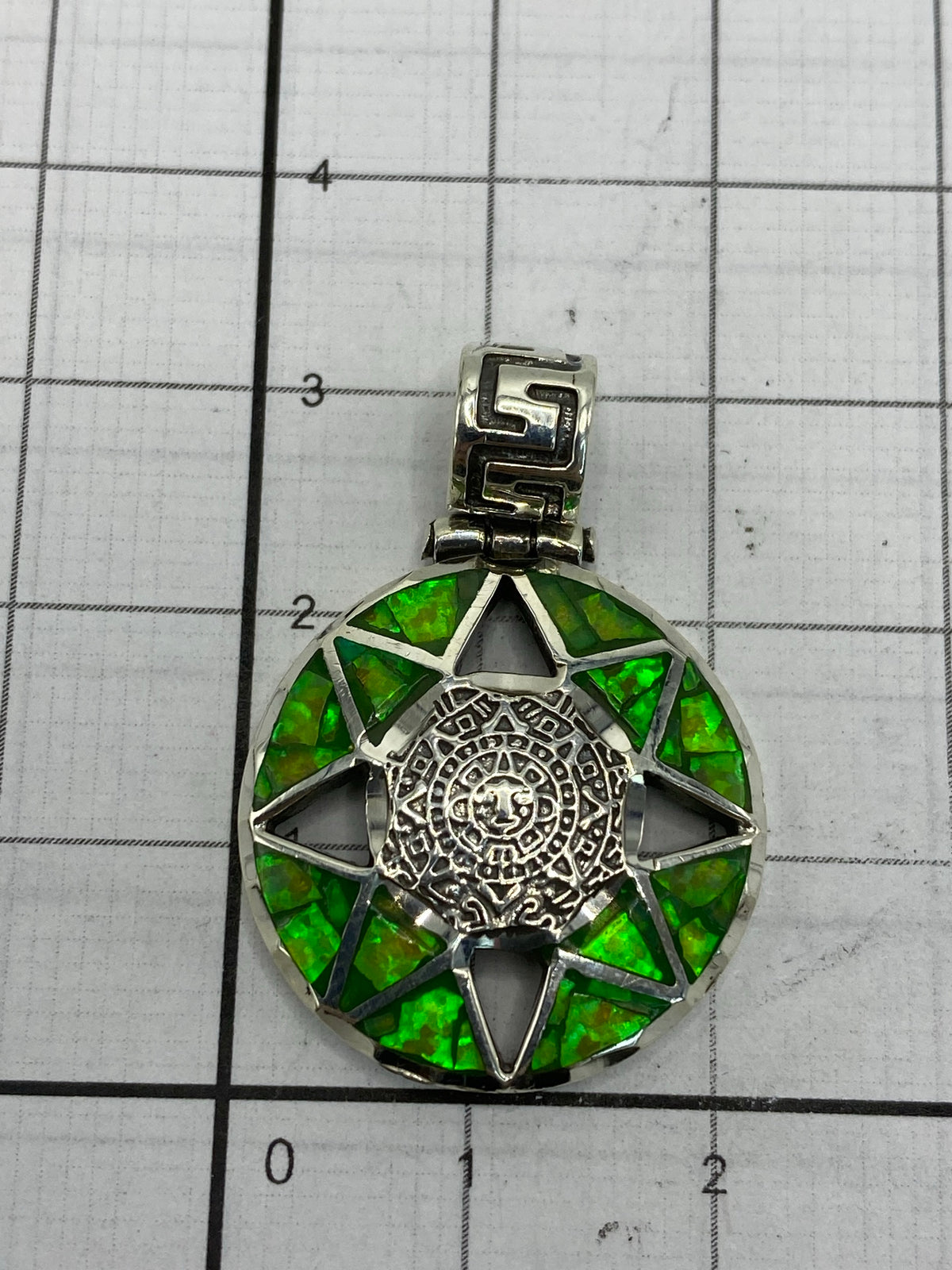 Reverso del dije prehispánico con Quinto .950 grabado