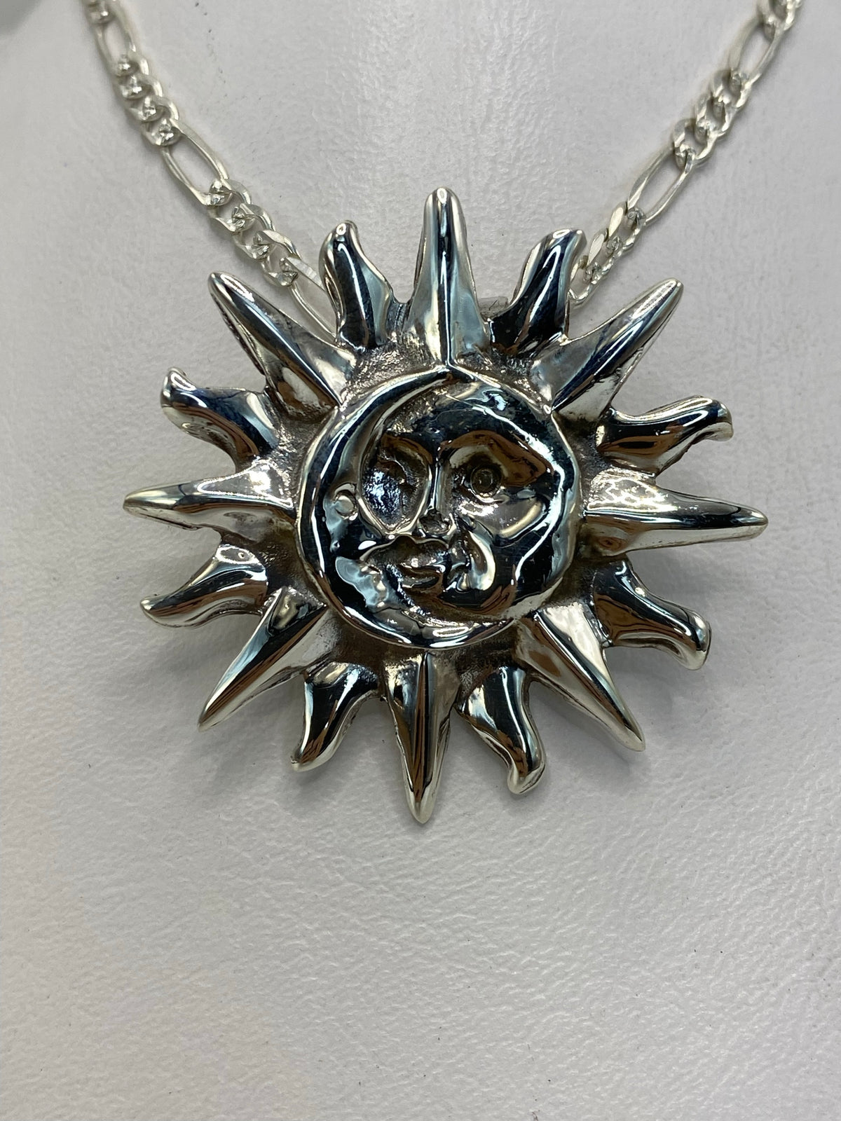 Dije Sol-Luna de plata .925 cartoneado, 4 × 4 cm, colgado de cadena de eslabones