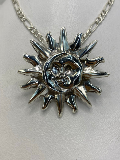 Dije Sol-Luna de plata .925 cartoneado, 4 × 4 cm, colgado de cadena de eslabones