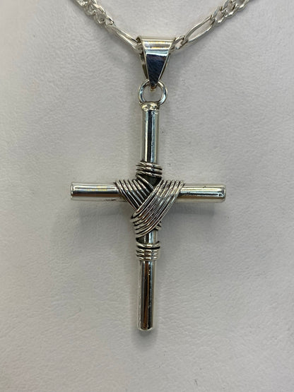 Dije de cruz en plata .925 de Taxco con técnica combinada enrollada, 5 cm de largo