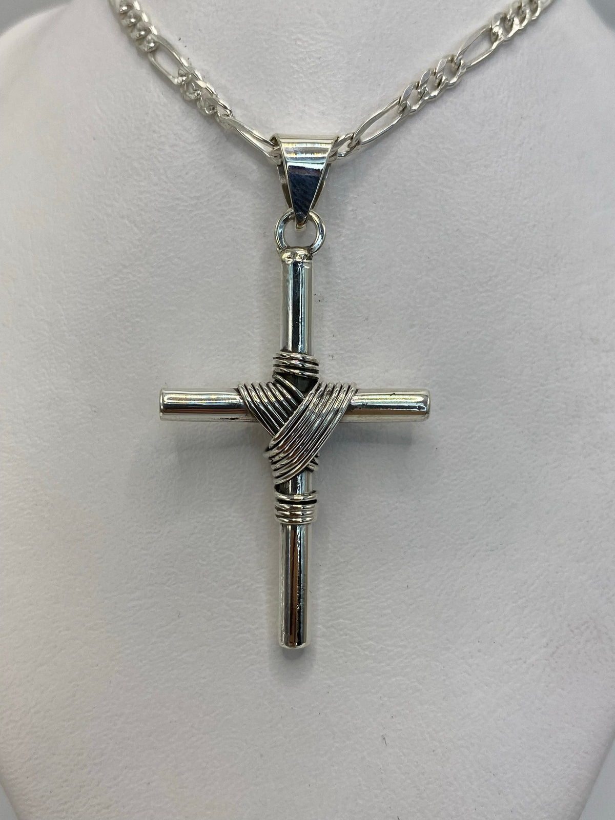 Detalle de la filigrana enrollada en la cruz de plata — técnica combinada de Taxco