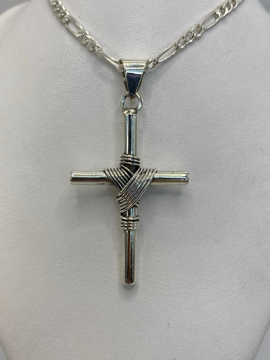 Detalle de la filigrana enrollada en la cruz de plata — técnica combinada de Taxco