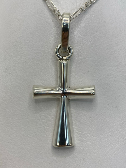 Dije cruz de plata .925 sobre cadena delgada, brillo pulido en fondo blanco