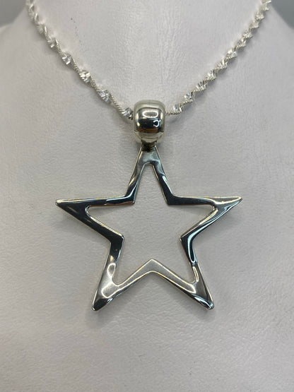 Dije estrella de plata .925 de fundición sólida, vista frontal