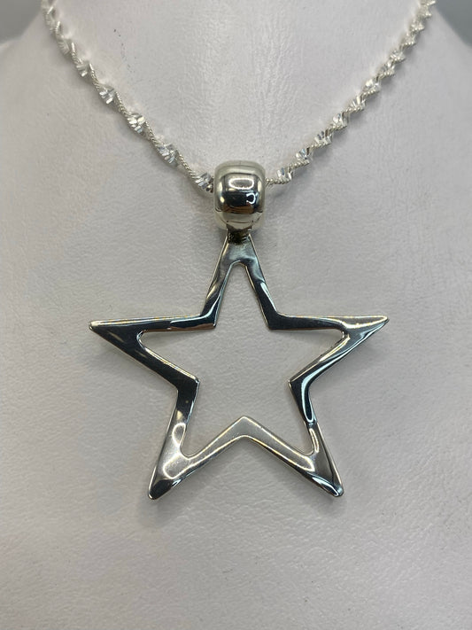 Dije estrella de plata .925 de fundición sólida, vista frontal