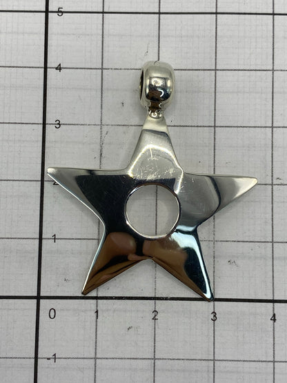 Estrella de plata con Quinto .925 grabado en la parte posterior