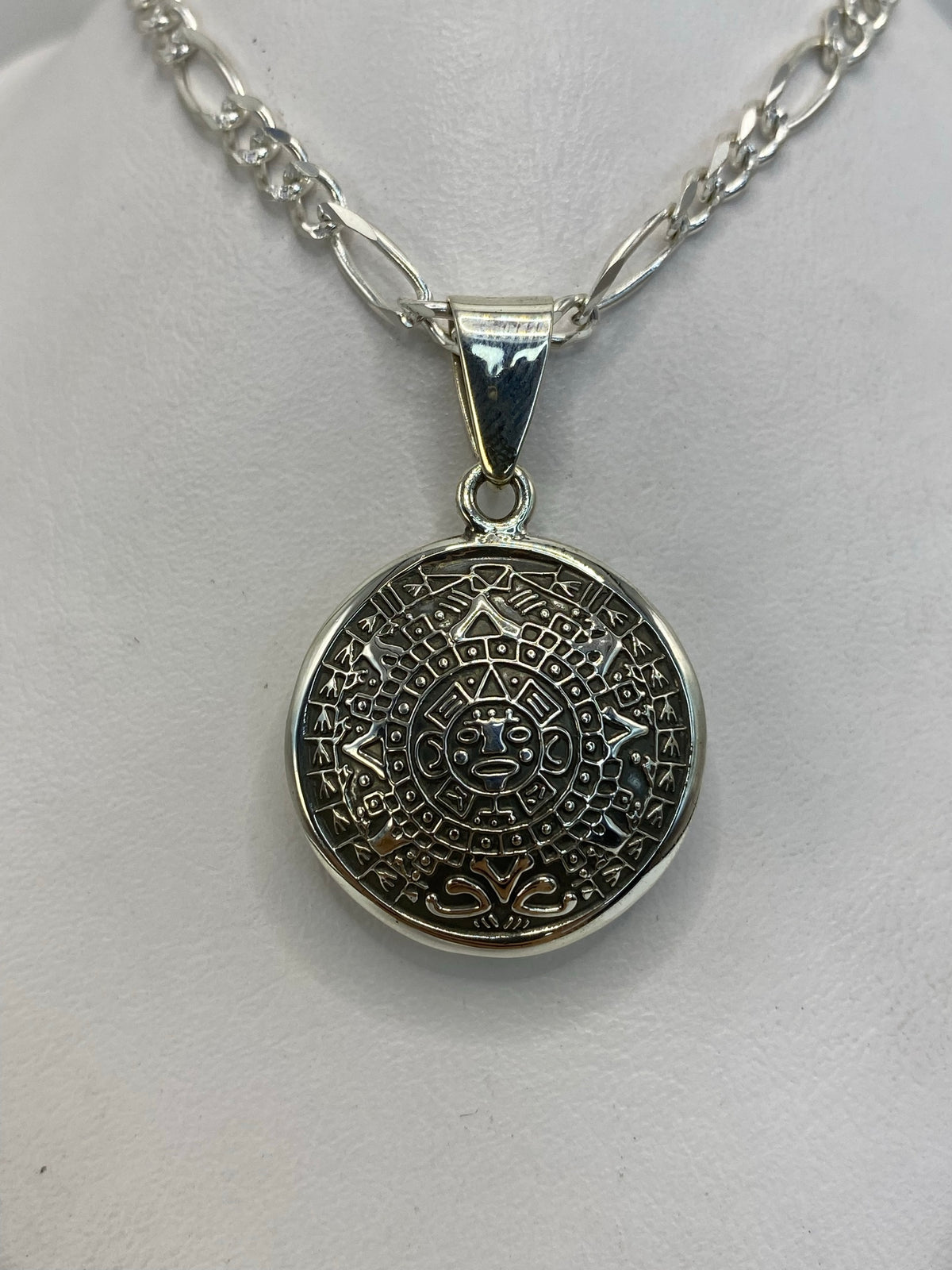 Detalle frontal del calendario azteca: círculos concéntricos con glifos prehispánicos en relieve