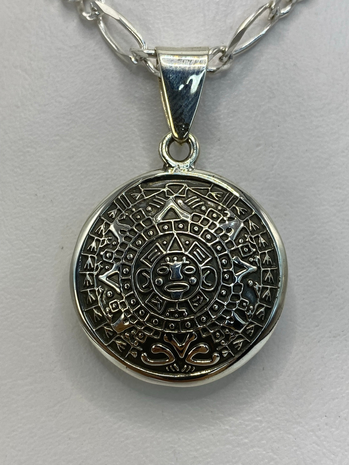 Dije de plata .925 sobre escala métrica mostrando 4 cm de altura