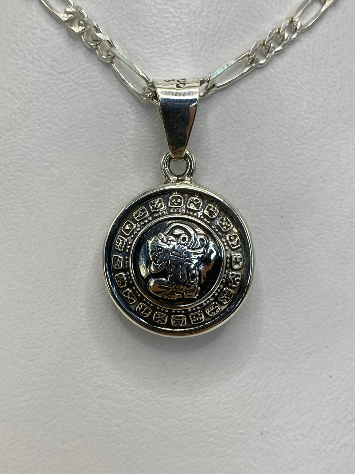 Dije de plata 925 con zodiaco prehispánico azteca, 3 cm, colgando de cadena figaro