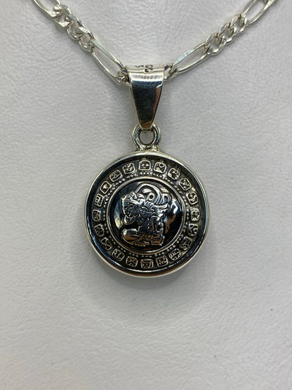 Dije de plata 925 con zodiaco prehispánico azteca, 3 cm, colgando de cadena figaro