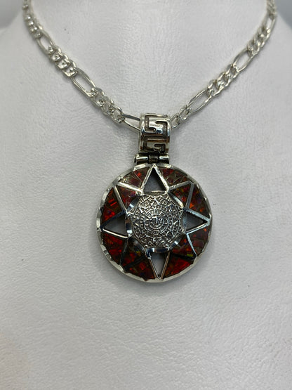 Detalle del Ópalo de Fuego mostrando reflejos naranjas y rojos en el engaste de plata 950
