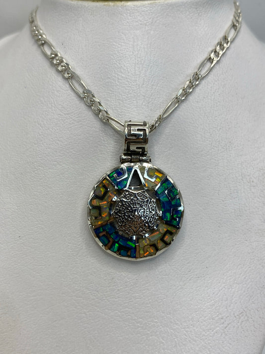 Detalle del ópalo de fuego azul engastado en plata 950 con técnica combinada