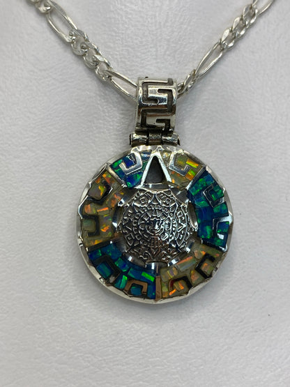 Dije de plata 950 con ópalo azul visto al trasluz, mostrando los destellos de fuego