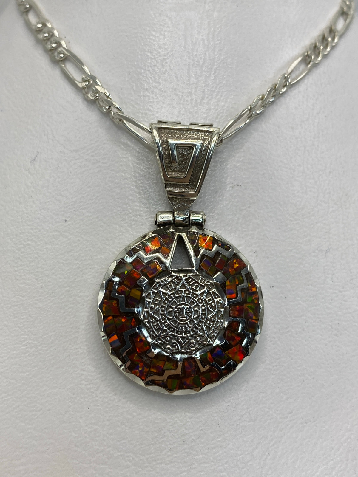 Dije de plata 950 con símbolo cosmológico y ópalo de fuego en tonos naranja y rojo