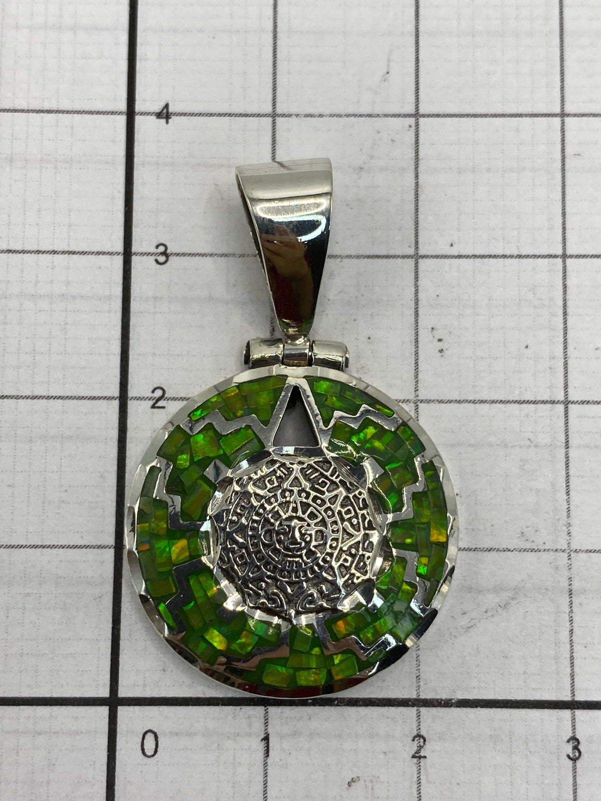 Dije sobre regla métrica: 3.5 cm de largo × 2.2 cm de ancho, tamaño real
