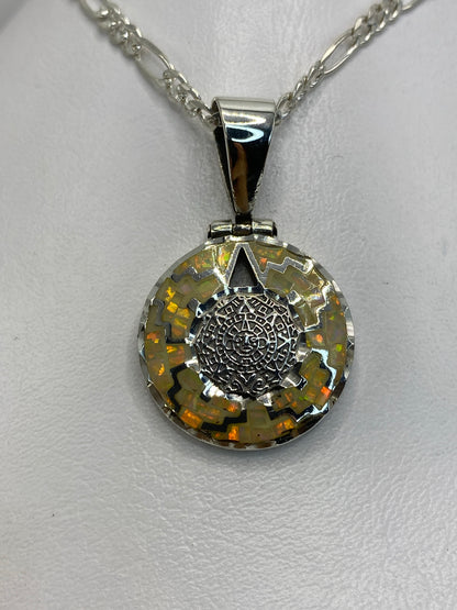 Dije de plata 950 con Calendario Azteca en relieve y Ópalo de Fuego blanco