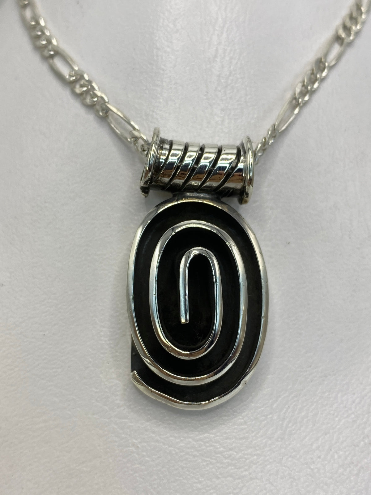 Dije de plata 925 ovalado con letra grabada, colgante en cadena figaro
