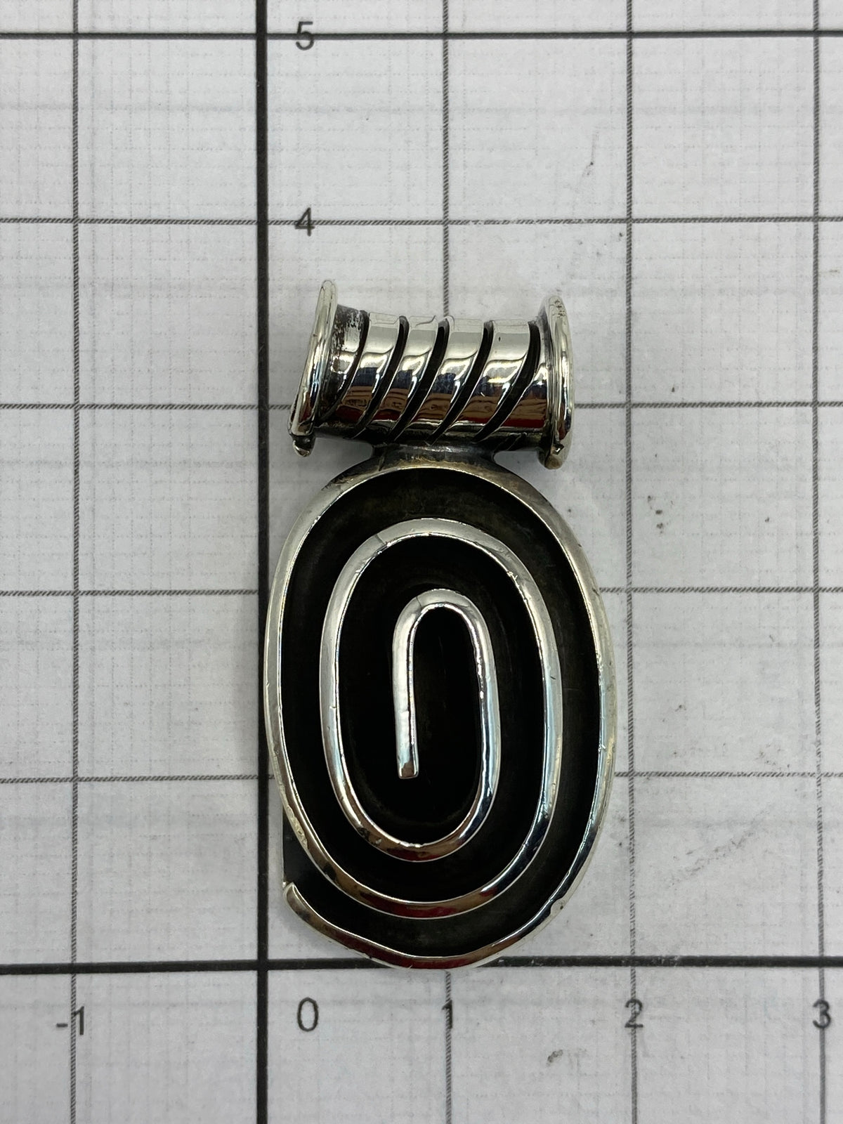 Reverso del dije mostrando el sello Quinto 925 grabado en la plata auténtica