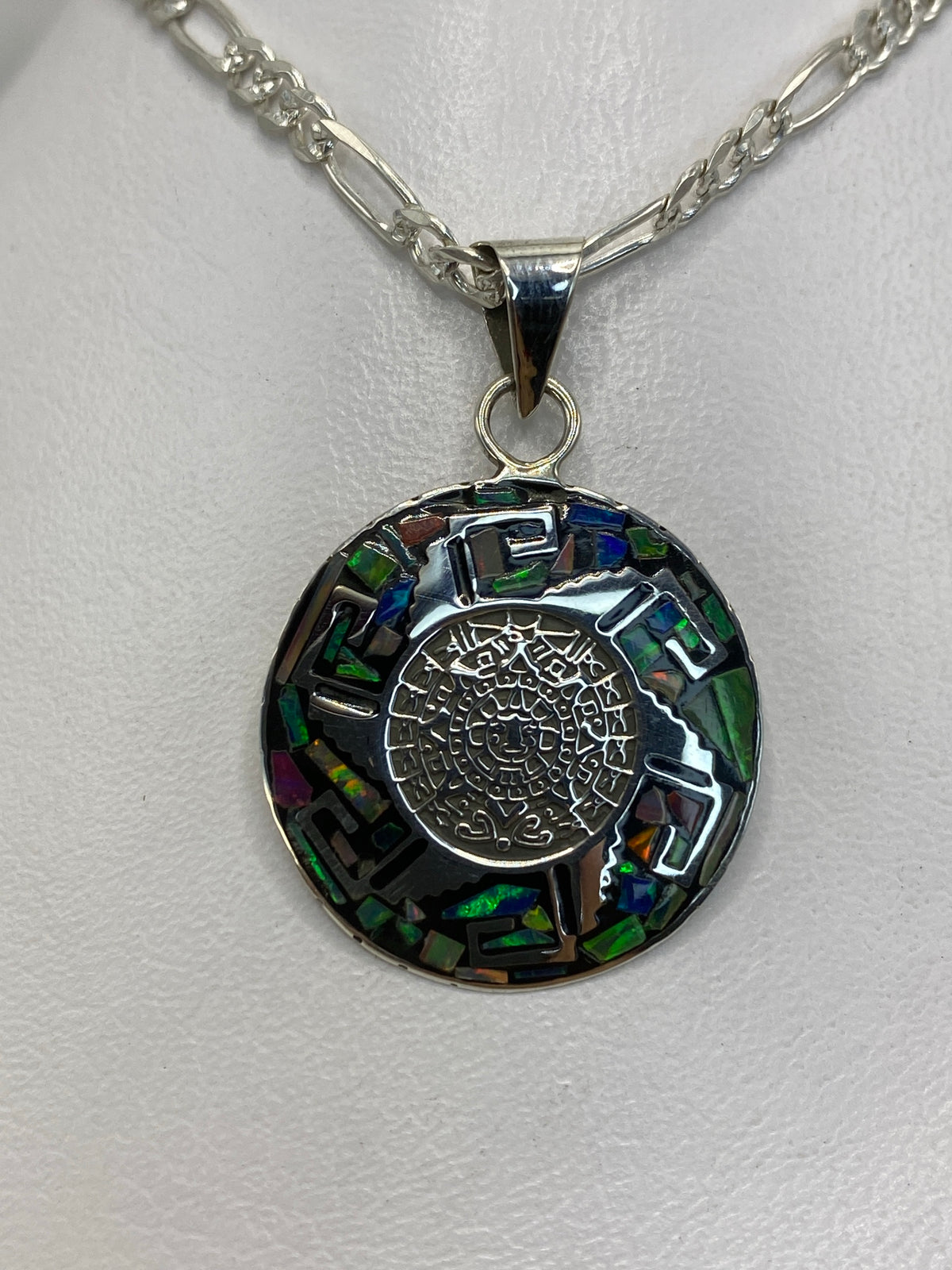 Dije de plata 925 con ópalo de fuego multicolor, 3.3 cm, junto a cadena plateada