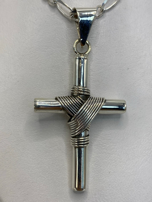 Dije cruz de plata 925 con hilos envolventes en la intersección, vista frontal