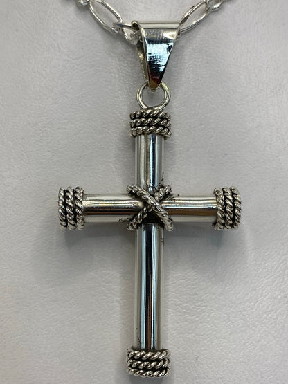 Medición del dije cruz: 6 cm de largo × 3 cm de ancho en regla centimetrada